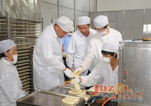 [五仁月餅機(jī) 蓮蓉蛋黃月餅機(jī) 水果月餅機(jī) 廣州月餅機(jī)銷售點(diǎn)]