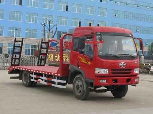 平板運(yùn)輸車包上牌找湖北程力白雪松耐磨型平板運(yùn)輸車