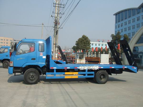 5噸挖機(jī)拖車圖片 7噸挖機(jī)拖車配置參數(shù) 大型挖機(jī)運(yùn)輸車廠家直銷