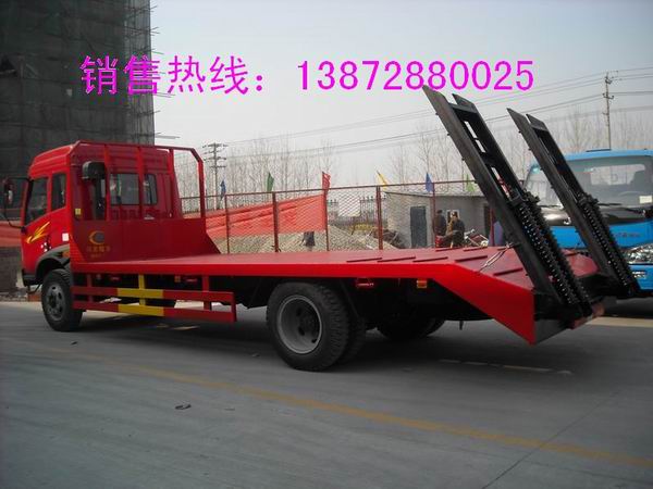 小型挖機(jī)運(yùn)輸車生產(chǎn)廠家聯(lián)系方式 解放單橋挖機(jī)運(yùn)輸車配置參數(shù)