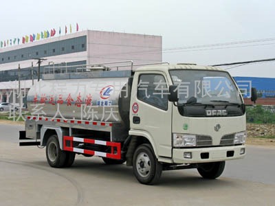 東風(fēng)小霸王液態(tài)食品運(yùn)輸車價(jià)格_福瑞卡牛奶運(yùn)輸罐車配件_勁卡鮮奶罐車