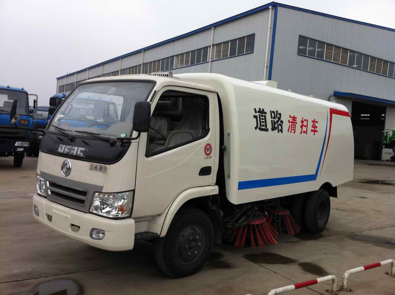 3噸掃路車/東風(fēng)小型掃路車