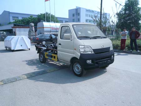 供應小型鉤臂式垃圾車在哪兒生產(chǎn)，鉤臂式垃圾車的功能，鉤臂式垃圾車價