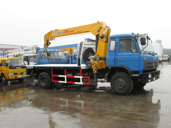 東風(fēng)多利卡隨車(chē)吊如何超車(chē)和變道