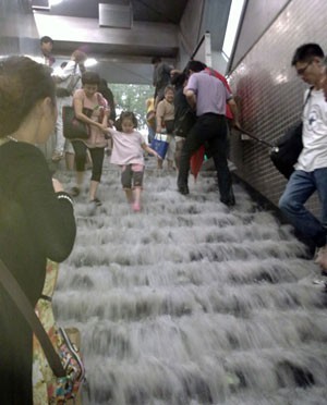 暴雨來了怎么辦？安裝擋水板-首要任務-鋁合金擋水板高度要求！a3