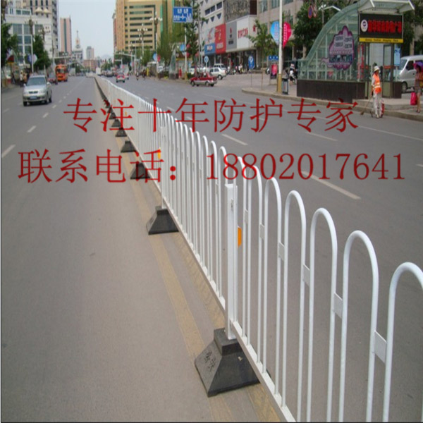 澄邁道路分隔欄熱銷 萬寧公路防護(hù)欄價(jià)格 三亞京式護(hù)欄廠家