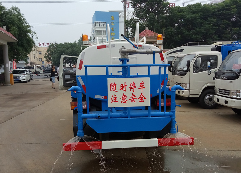 欽州市國(guó)五小型修路噴灑車哪家比較好