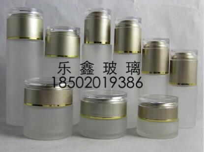 漂亮的化妝品瓶子，紅色的化妝品瓶子，化妝品眼霜瓶子