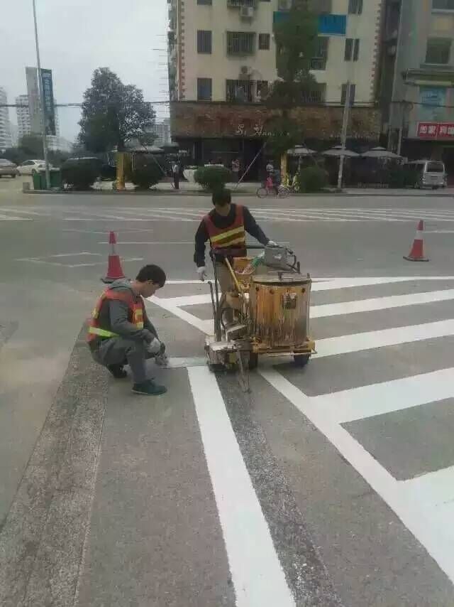 惠州停車場劃線熱熔/通道交通劃線/高速瀝青路劃線專業(yè)廠家