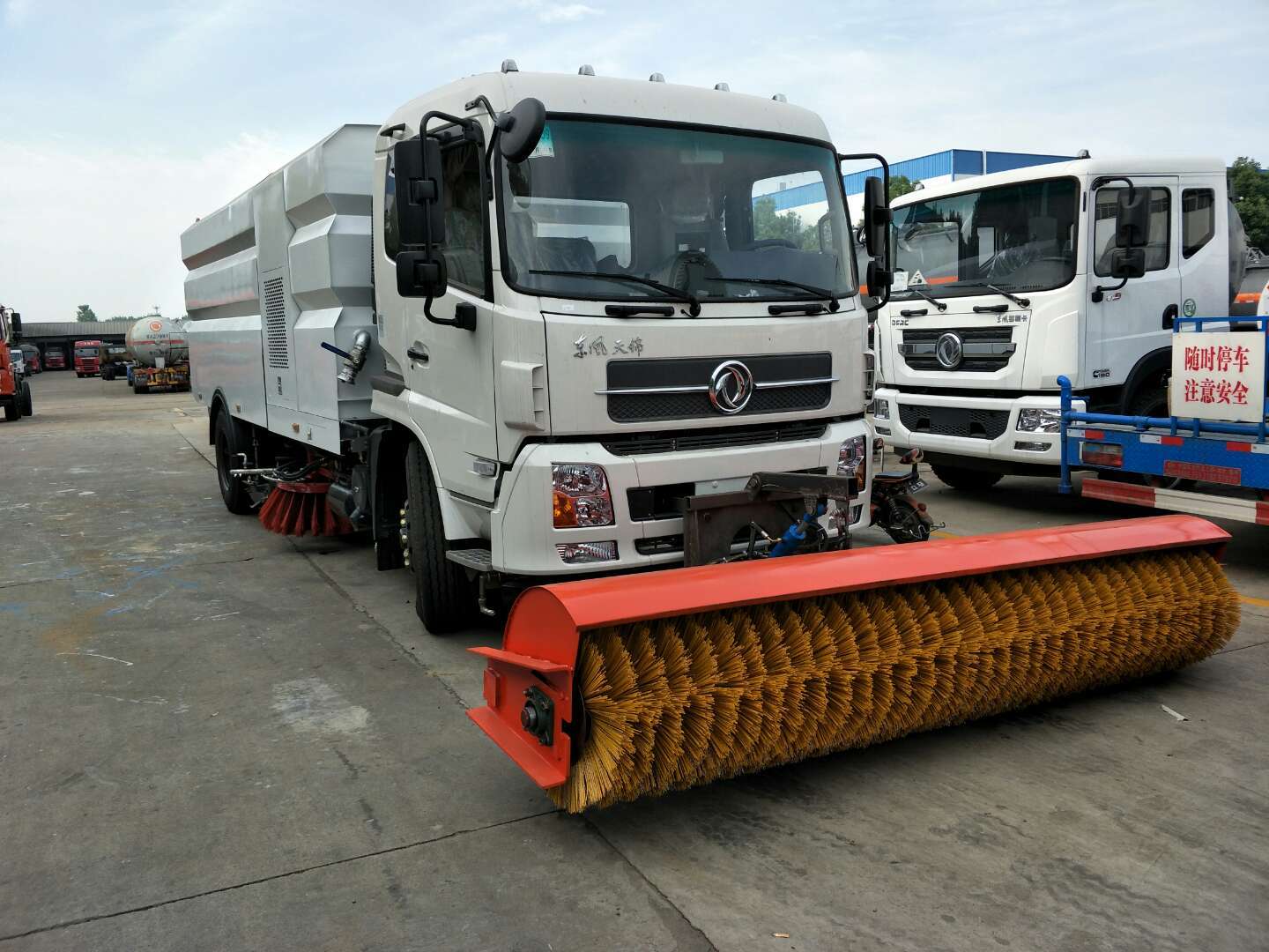 東風(fēng)多利卡掃路車    可以鏟雪的掃路車