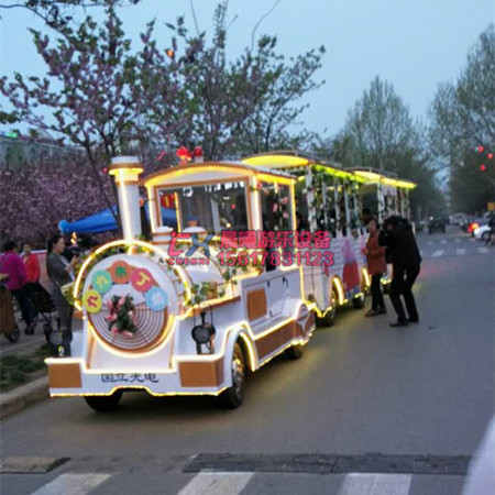 乘坐電動(dòng)觀光小火車放松身心,享受生活