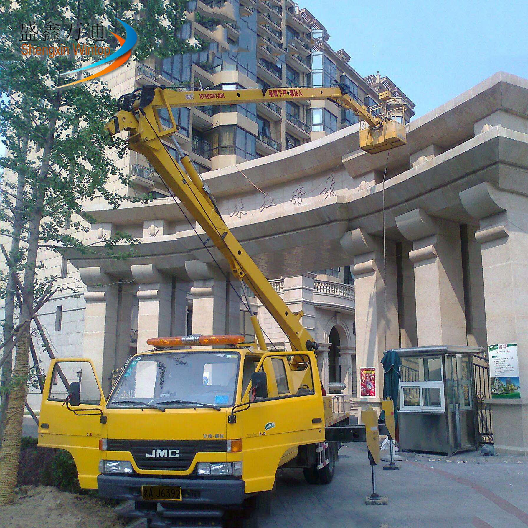 汽車折臂式升降機(jī)市政路燈維修高空作業(yè)車升高14米高空作業(yè)平臺