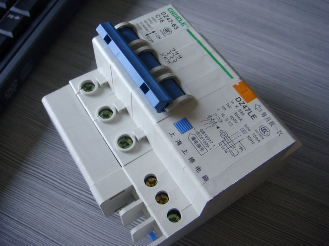 上德誠招代理Dz47LE-3P+N斷路器40a