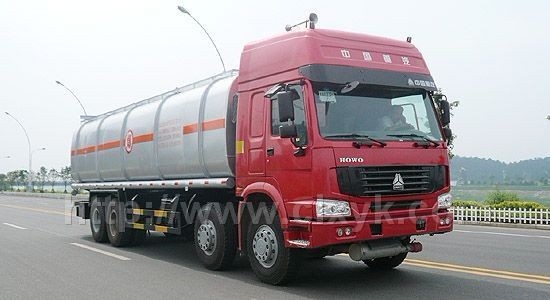 斯太爾前四后八油罐車