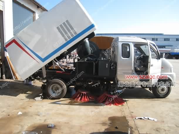 東風(fēng)小型汽油掃路車|國4標(biāo)準(zhǔn)掃路車廠家|小型汽油道路清掃車圖片