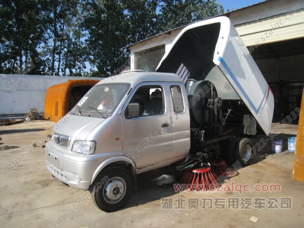 東風(fēng)汽油掃路車(chē)(國(guó)4標(biāo)準(zhǔn))【中小型節(jié)能4噸掃地車(chē)價(jià)格 掃路車(chē)圖片】