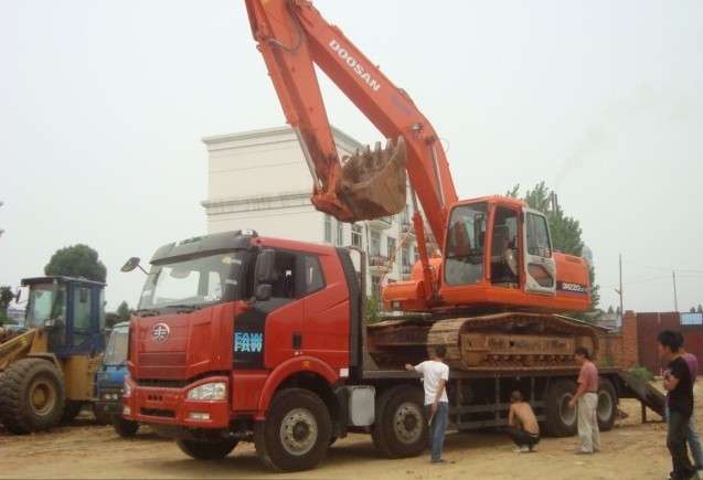 廠家直銷解放前四后八挖機(jī)運(yùn)輸車，解放前四后八挖機(jī)運(yùn)輸車圖片、價格