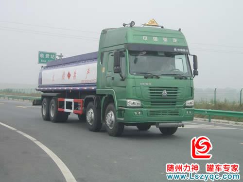 重汽豪沃前四后八運油車