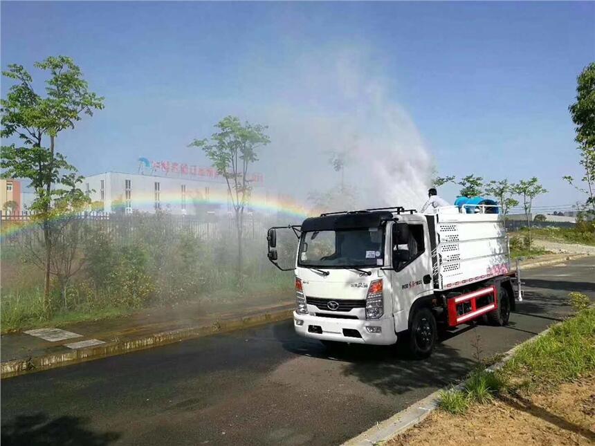 東風(fēng)灑水車抑塵車配30米的霧炮 包上戶多少錢一輛