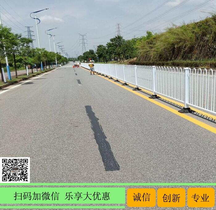 供應(yīng)烤漆乙型護欄 交通防撞欄 深圳公路中心分隔欄價格