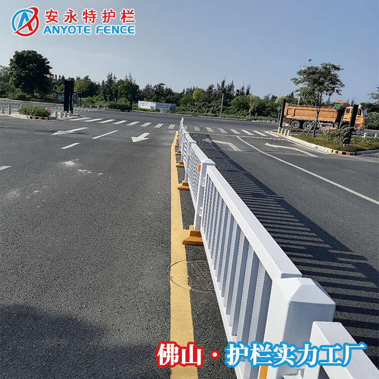 順德馬路黑色分隔欄車行道欄桿機(jī)非鋅鋼護(hù)欄定做價格實惠