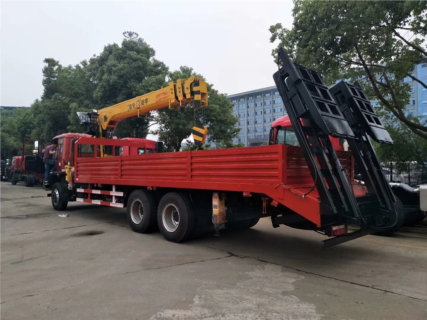 東風(fēng)隨車吊12噸平板拖車帶爬梯哪里有賣