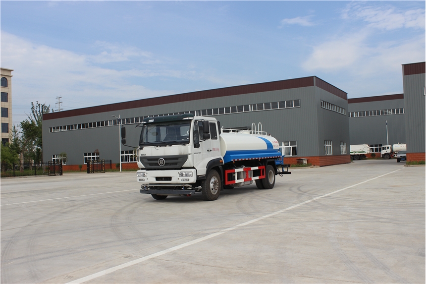 江蘇重汽斯太爾10噸灑水車，建造美麗五彩田園。