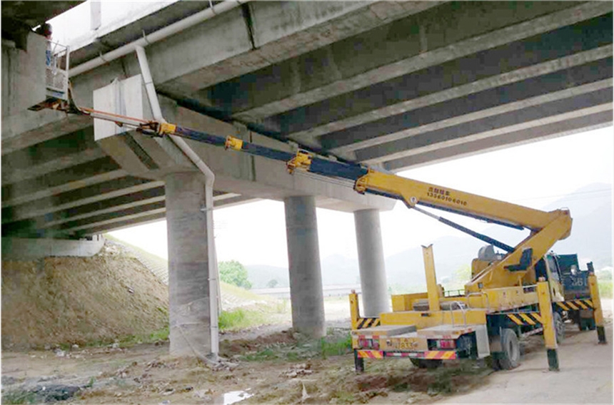 江門高空車 電動(dòng)曲臂車 路燈車租車中心