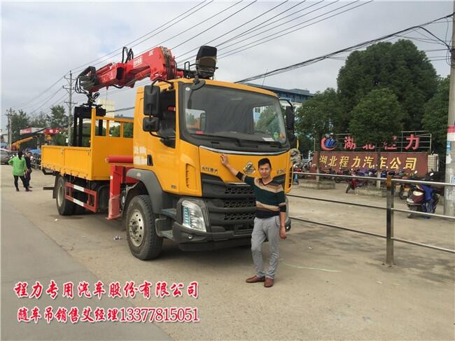 嵐皋縣中置吊機(jī)拉磚夾磚隨車起重運(yùn)輸車可以做分期