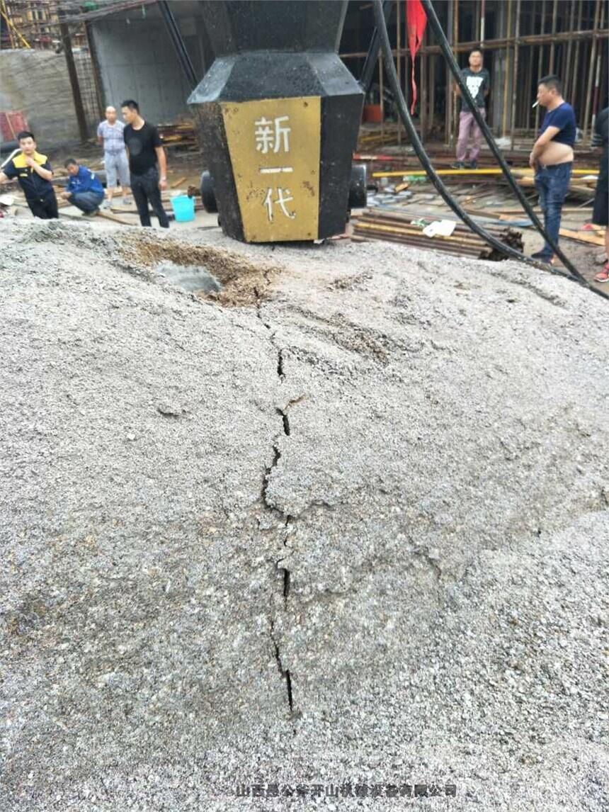 【不用爆破如何開山堅(jiān)硬巖石無(wú)聲開采劈石機(jī)械】河源