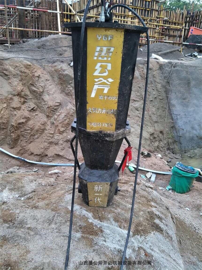 【堅(jiān)硬石頭降低成本怎么開挖電動(dòng)劈石設(shè)備】杭州