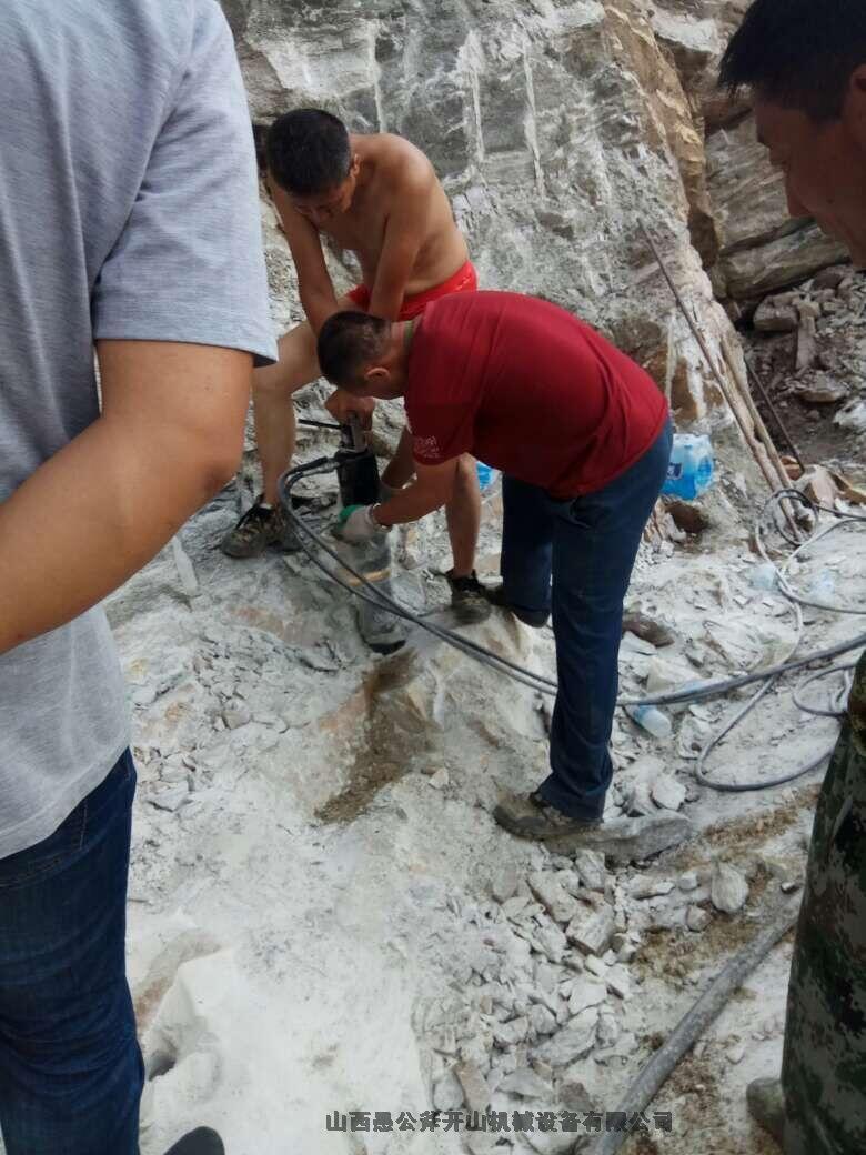 【不用爆破如何開山堅(jiān)硬巖石無聲開采劈石機(jī)械】周口