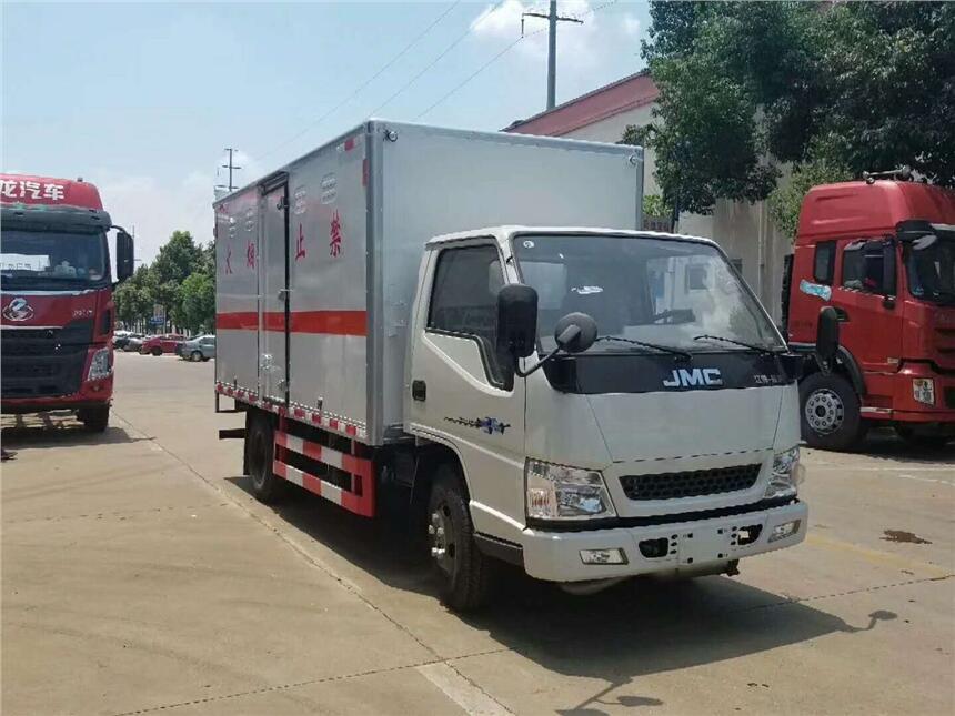 危險品運輸車_青島藍牌廂式運輸車_危貨車運輸注意事項