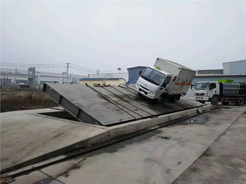 河池市解放小三軸危貨車(chē)掛靠上牌