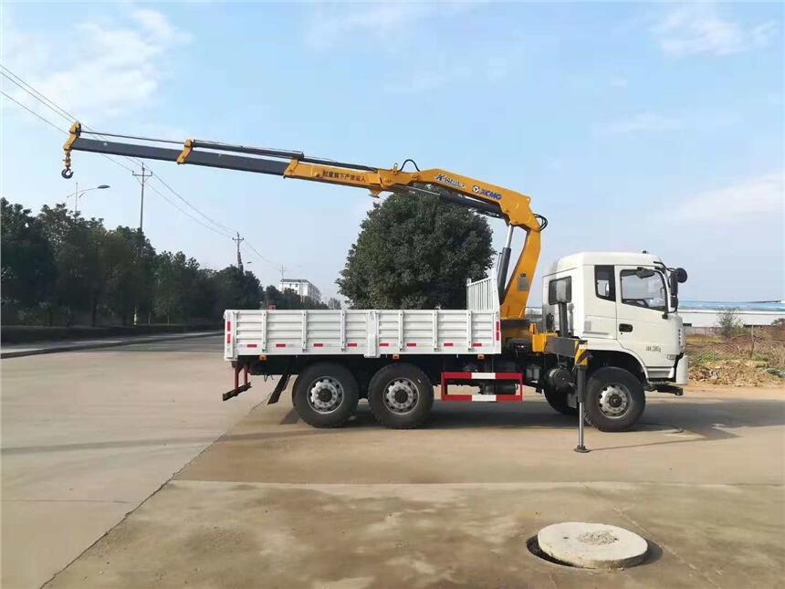 東風(fēng)御龍隨車(chē)吊  徐工12噸后八輪