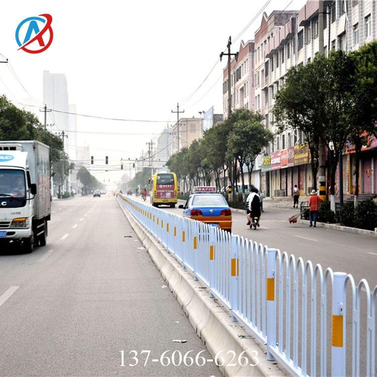 梅州公路隔離欄桿圖片 市政交通護(hù)欄定制 人行道欄桿