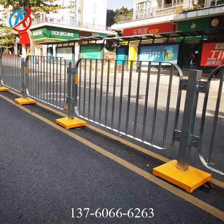 深圳道路中間隔離護(hù)欄 東莞熱鍍鋅港式欄桿 人行道護(hù)欄安裝