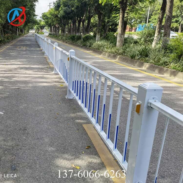 佛山道路護(hù)欄基地 交通安全防撞欄交通安全設(shè)施護(hù)欄 馬路防護(hù)欄批發(fā)