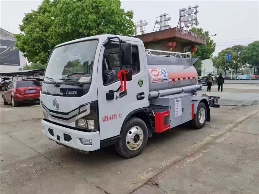 國(guó)六油罐車 藍(lán)牌油罐車2噸加油車現(xiàn)貨價(jià)格