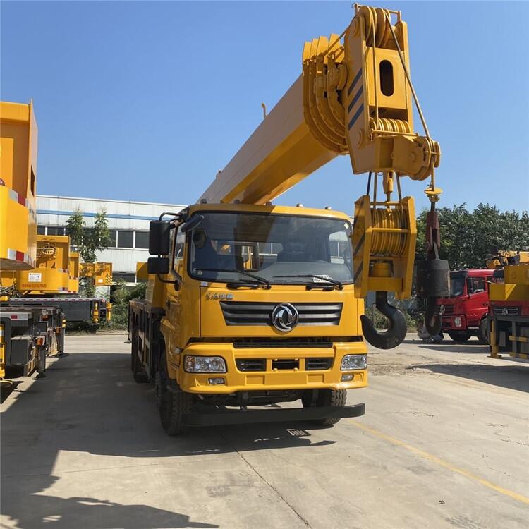 藍(lán)牌吊車 8噸小型吊車 凱馬底盤吊車