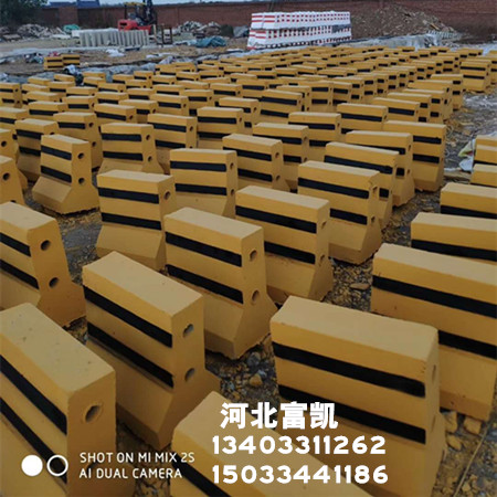 河北公路隔離墩廠家/石家莊水泥隔離墩134O3311262天津公路隔離墩北京隔離墩批發(fā)