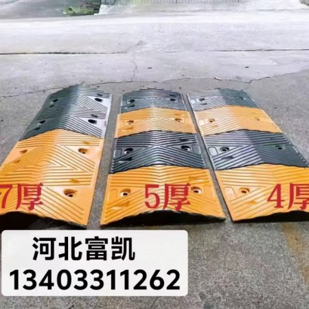 石家莊公路減速帶廠家直供馬路減速帶134O3311262道路減速帶交通設(shè)施馬路減速帶批發(fā)