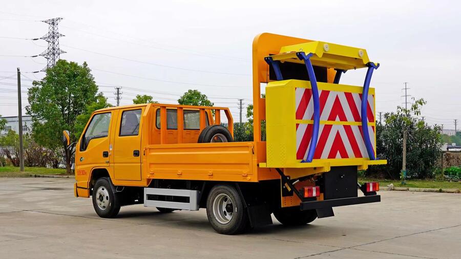 公路養(yǎng)護防撞緩沖車 宏宇防撞車 曼力西防撞緩沖墊