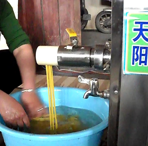 電氣兩用苞米馇條機(jī)流動(dòng)式酸湯子機(jī)