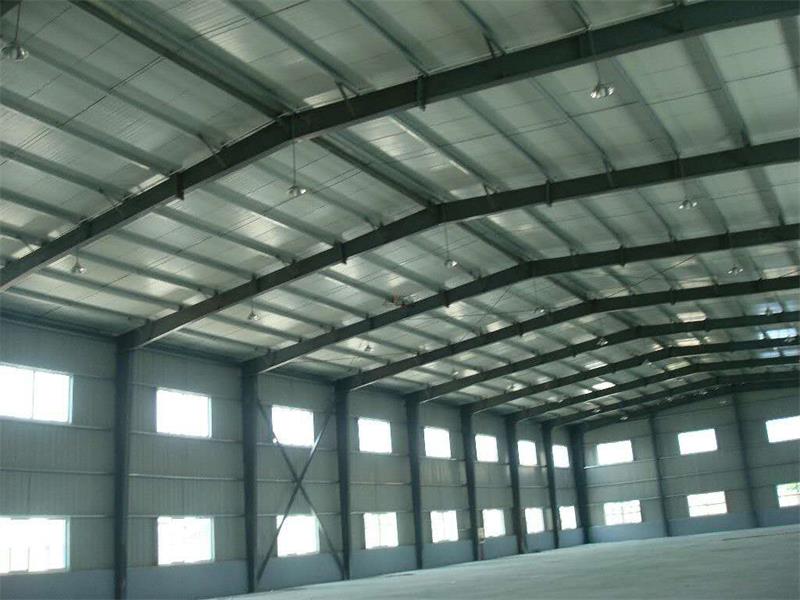 赤峰承包鋼結(jié)構(gòu)鋼筋棚 搭建彩鋼單板弧形棚