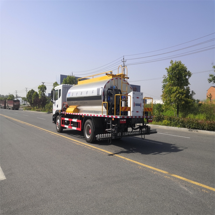 張家界公路灑油車東風8噸乳化瀝青噴灑車價格