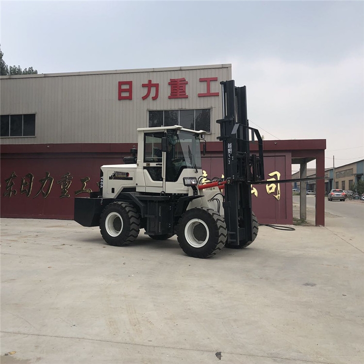 崎嶇路用內燃四驅叉車四驅越野叉車日力重工工程四驅叉車品質優(yōu)良