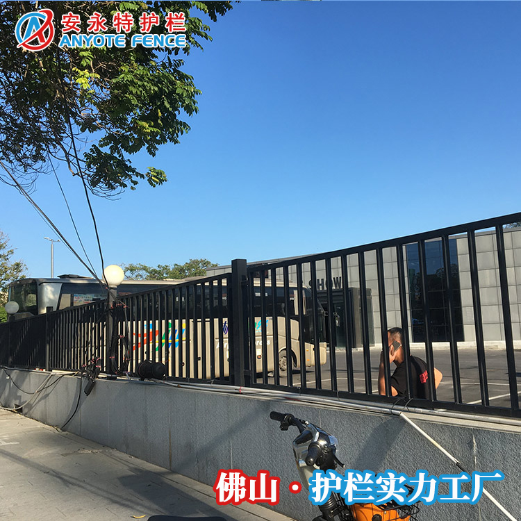 肇慶新建圍墻柵欄 廠房氟碳漆欄桿 惠州學(xué)校金屬護(hù)欄廠家直供