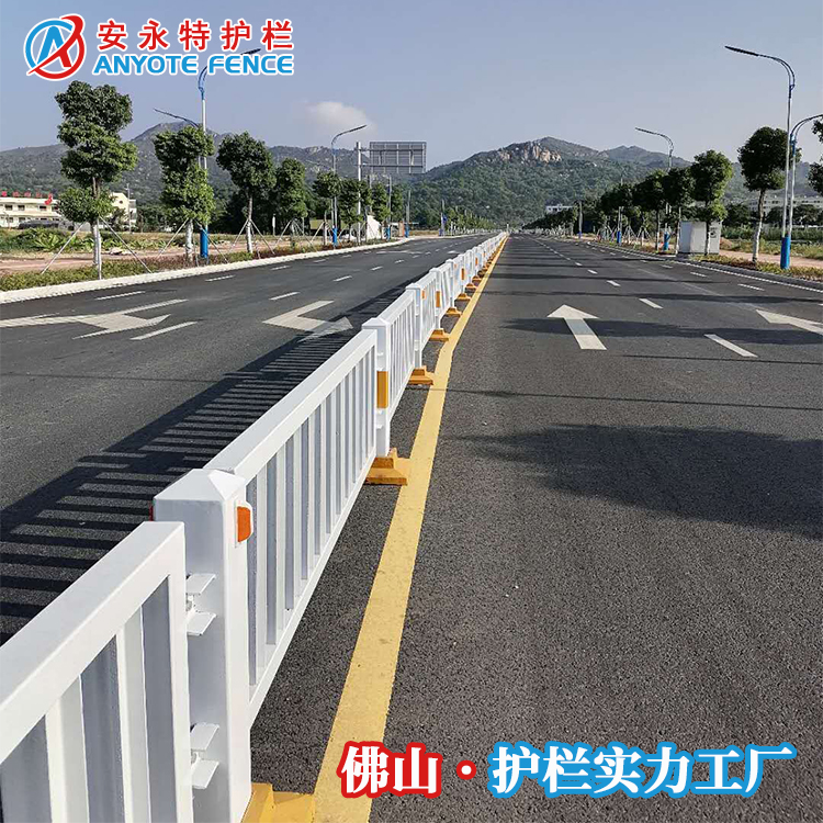 大鵬區(qū)車行道隔離欄 路中槽鋼護(hù)欄 深標(biāo)3中型欄桿批發(fā)