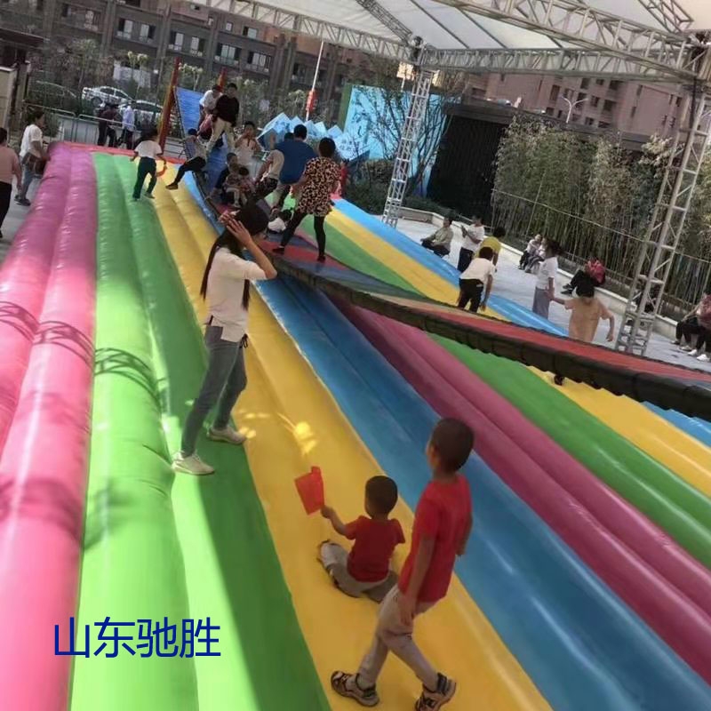 山東馳勝網(wǎng)紅橋游樂(lè)設(shè)備充氣彩虹氣墊 廣場(chǎng)景區(qū)農(nóng)莊大型可移動(dòng)搖擺吊橋